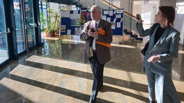 Directorul Muzeului Național de Istorie a lovit telefonul unei jurnaliste care îl filma, înainte să fie demis | VIDEO