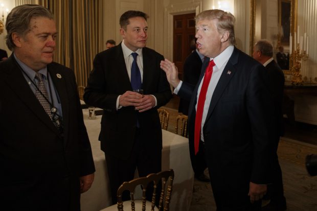 Donald Trump se confruntă cu un conflict deschis în tabăra sa, după ce Steve Bannon a amenințat că îi va „smulge capul” lui Elon Musk