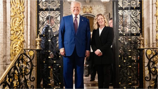Giorgia Meloni i-a făcut o vizită surpriză lui Donald Trump, la reședința sa din Florida. „Sunt aici cu o femeie fantastică” 