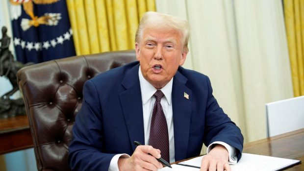 Donald Trump impune tarife fără precedent Columbiei, deoarece zborurile migranților deportați sunt refuzate. „E doar începutul”
