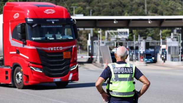 Dorel, un șofer român de TIR, avea 76.000 de lire sterline cash în cabină, când a intrat în Franța. A rămas fără toți banii și merge la închisoare