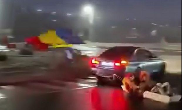 Un tânăr din Iași a făcut drifturi cu un coșciug legat de mașină. Ce măsuri ia Poliția