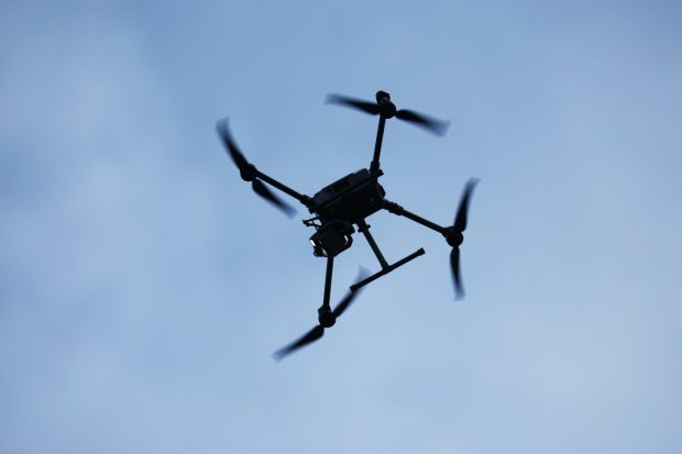 Suedia a dezvoltat o tehnică militară nouă: 100 de drone dirijate de un singur pilot
