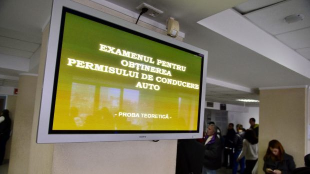 Câți bani a dat un român să ia permisul auto, după ce a făcut școala 7 ani și a dat 60 de examene
