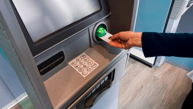 Comisioanele pe care le vor plăti românii când retrag bani de la ATM-ul băncii care a emis cardul