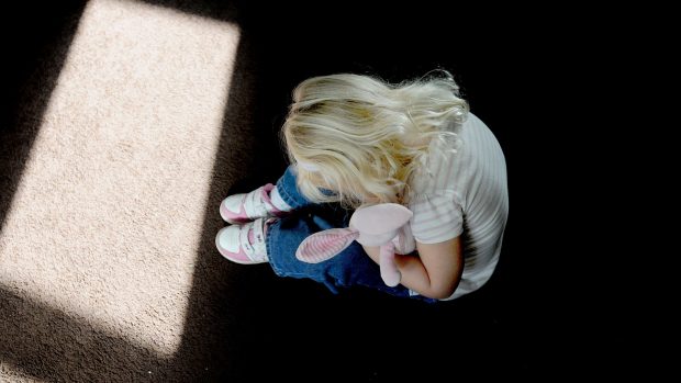 Abuzul sexual asupra copiilor, o problemă în Marea Britanie. Un deputat laburist a refuzat să deschidă o anchetă despre prădătorii sexuali: „Nu ascundem problema sub preș”