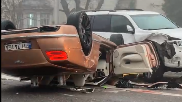 Bentley decapotabil condus pe contrasens, răsturnat și strivit pe asfalt, în Ploiești, după ce a lovit violent un SUV parcat. Oamenii din mașină au scăpat cu viață | VIDEO