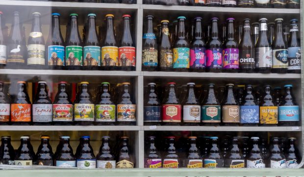 Schimbare în obiceiurile de consum. Francezii beau acasă mai multă bere decât vin