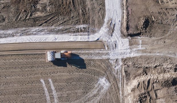 România se pregătește pentru o expansiune majoră a infrastructurii. Peste 1.500 km de șosele și căi ferate au primit acord de mediu, iar alți 1.000 km sunt în evaluare