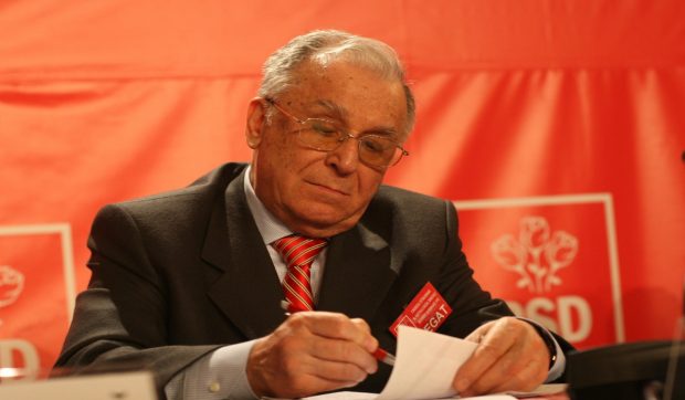 Ion Iliescu, inculpat oficial în Dosarul Mineriadei, a refuzat, miercuri, să dea declaraţii procurorilor. Avocatul nu l-a lăsat să vorbească