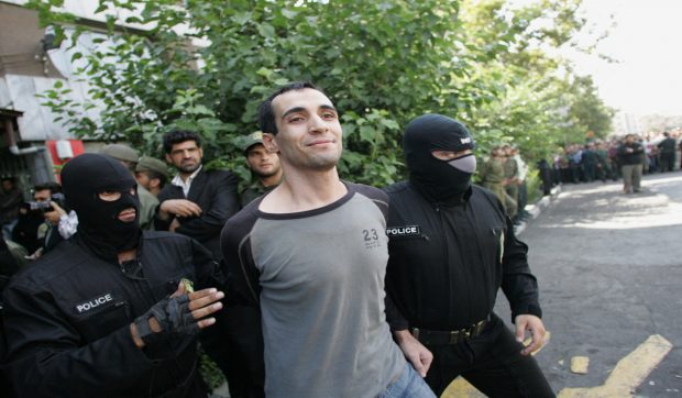Imagini dure au reapărut în atenția publică: cu ștreangul la gât, un iranian zâmbind înainte de execuție și doi judecători supremi împușcați mortal