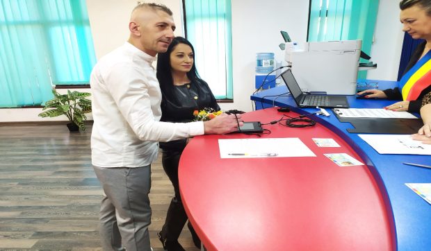 Doi tineri din București au avut prima căsătorie semnată și înregistrată digital, în sectorul 6