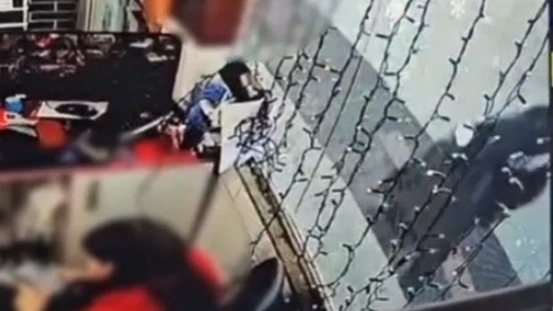 Furt în 5 secunde în amiaza mare în București, surprins de camera video. Hoțul care furase un telefon a fost prins