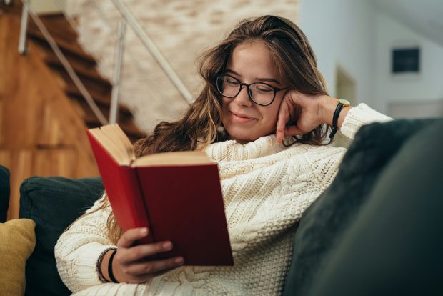 Românii citesc puțin, dar când citesc, unde o fac?