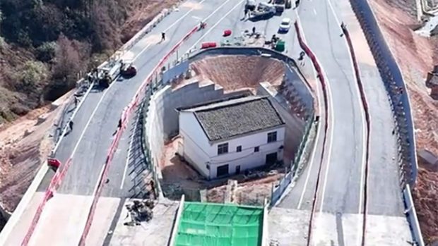 Chinezii au construit o autostradă în jurul casei unui bătrân care a refuzat oferta guvernului și n-a vrut să vândă locuința