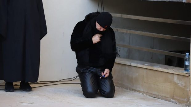 Gigi Becali, în genunchi, în pantaloni de piele și bocanci, la slujba de Bobotează