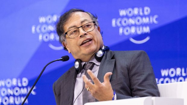 Gustavo Petro, președintele Columbiei, cedează în fața lui Donald Trump și va accepta deportări pentru a evita impunerea de tarife
