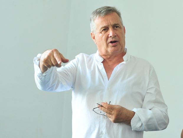 Imagine Stire Casa lui Mircea Dinescu a fost incendiată. Prima reacție a scriitorului. „Întâi mi-au dat foc la vie, acum câteva luni” | 2review.ro