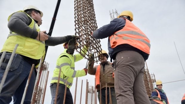 Muncitori români în construcții în Elveția chemați de patron să-și primească salariul restant, rupți în bătaie de rudele angajatorului