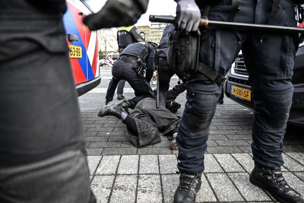 Un tânăr care a împușcat mortal trei bărbați la Rotterdam, arestat de poliția olandeză. Victimele au fost „alese la întâmplare”