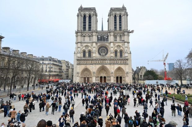 Catedrala Notre-Dame a fost vizitată de peste 800.000 de oameni într-o lună. „Este un succes uriaș”