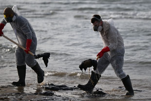 Deversarea de petrol din Marea Neagră se extinde la plajele din Crimeea anexată