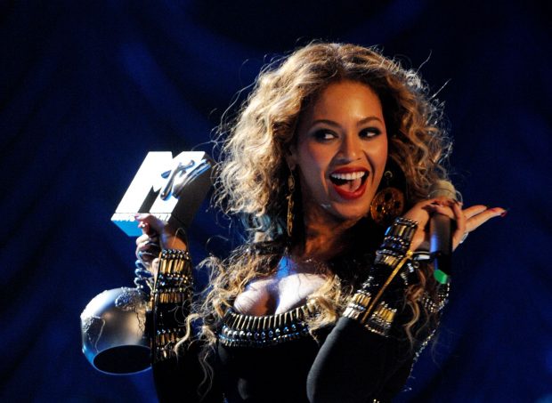 Imagine Stire Beyoncé, apariție spectaculoasă la evenimentul de Formula 1, din Las Vegas. Artista a atras toate privirile cu decolteul generos | 2review.ro