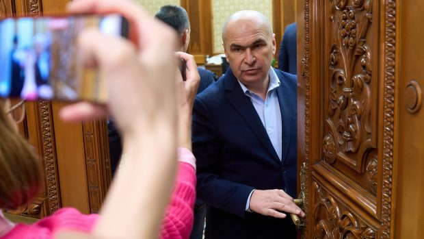 Ilie Bolojan i-a tăiat microfonul unui senator USR care cerea chemarea lui Klaus Iohannis în Parlament pentru anularea alegerilor