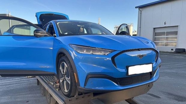 Patru români care aduceau un Ford Mustang electric în țară au rămas fără bolidul de 40.000 de euro, în Germania. Îl primesc înapoi dacă plătesc încă 12.000 de euro