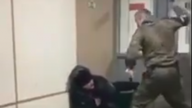 Disciplinare cu înjurături și bastoane electrice. Imagini din interiorul unei baze militare rusești