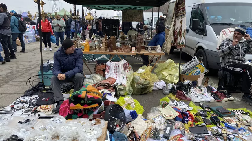 VIDEO Sărăcie cât cuprinde într-un târg de vechituri din București: „Patru la zece lei! Doar cu patru eram obișnuită la școală”