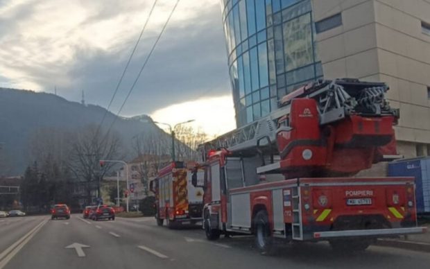 Incendiu în Brașov, la o bancă din centrul orașului. Sunt degajări mari de fum