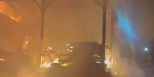 O casă din Cluj a fost mistuită de flăcări și distrusă în mai puțin de trei ore. Proprietara a avut nevoie de îngrijiri medicale | VIDEO