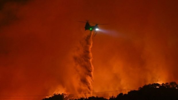 Salarii faraonice, de zeci de mii de dolari pe lună, pentru șefii pompierilor din Los Angeles, care au făcut praf intervențiile antiincendiu
