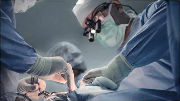Un chirurg care a operat un pacient cu cancer și s-a tăiat a luat și el boala, acesta fiind primul caz cunoscut în lume de acest fel