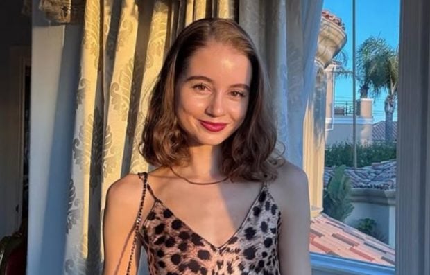 Irina Columbeanu, prima apariție la 18 ani. Îmbrăcată într-o rochie foarte decoltată și cu o geantă de zeci de mii de euro, a sărbătorit la restaurant