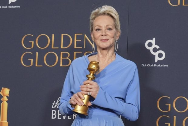 Jean Smart, câștigătoare Globul de Aur 2025, a purtat pe covorul roșu o ținută creată de un designer român. Cât costă rochia