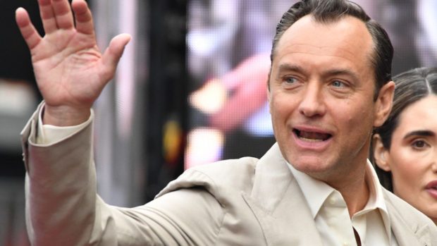 Jude Law îl va interpreta pe Vladimir Putin în filmul Vrăjitorul de la Kremlin: „O, Doamne, cum voi face asta?”