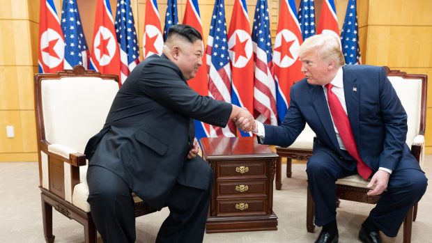 Donald Trump vrea să reia legătura cu Kim Jong-un: „Mă iubește. Este un tip inteligent”