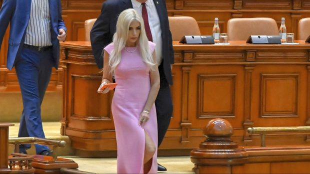 Laura Vicol spune că a zburat cu Marcel Ciolacu în avioane private: „M-au executat”