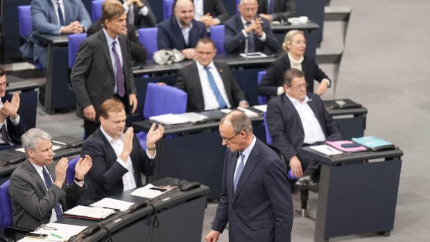 Tensiuni în Bundestag, unde tradiția necooperării cu extremiștii de dreapta a căzut la o moțiune antiimigrație. O „eroare de neiertat”, denunță Olaf Scholz