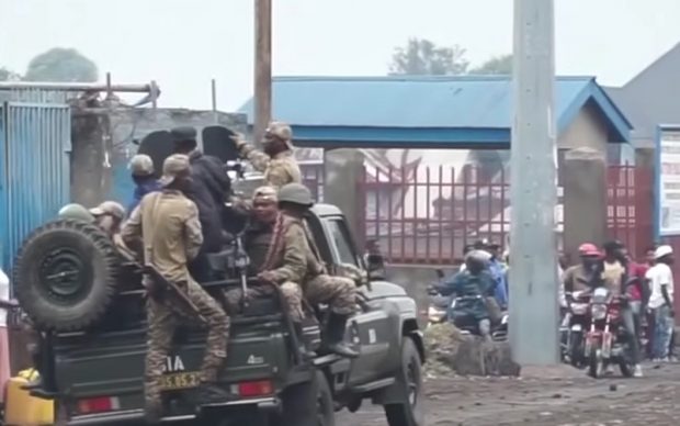 Rebelii din RD Congo au intrat într-un oraș unde luptă mercenari români: zeci de cadavre zac pe străzi, sute de mii de oameni fug, iar ambasade sunt atacate de protestatari