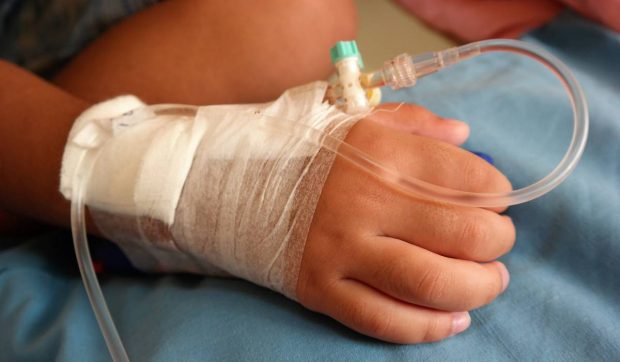 „Îi invidiez pe părinții ai căror copii sunt călcați de o mașină”. Medicii i-au spus că fetița sa de 4 ani avea doar o răceală când, de fapt, era pe moarte