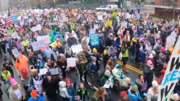 Mii de manifestanți au ieșit pe străzile din Washington scandând împotriva lui Trump | VIDEO
