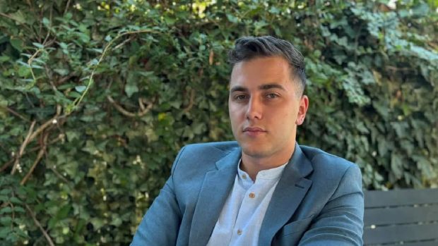 Un tânăr profesor de matematică din Câmpina îi face pe elevii de nota 3 să ia 9 sau 10: „La ora 22.00 le dau un test”