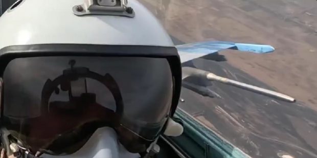 Momentul în care un pilot ucrainean aruncă bombe glisante americane peste o țintă inamică I VIDEO