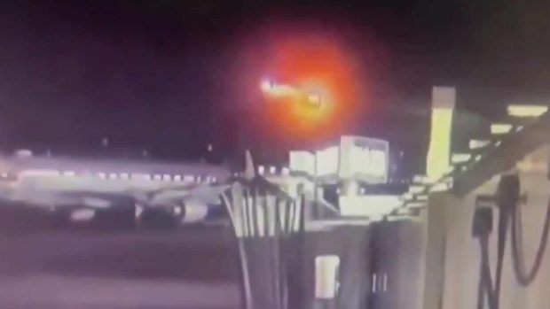 Momentul când avionul cu 60 de pasageri și elicopterul militar american s-au ciocnit în aer a fost filmat | VIDEO