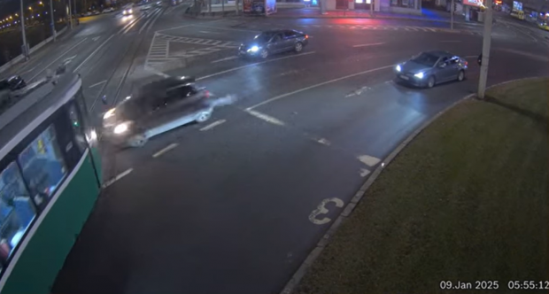 Accident între o mașină și un tramvai, în Iași. Imagini cu impactul violent au fost surprinse de camerele de supraveghere | VIDEO