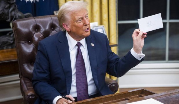 Momentul în care Donald Trump dezvăluie scrisoarea lăsată de Joe Biden în Biroul Oval: „Ar trebui să o citim cu toții, împreună”