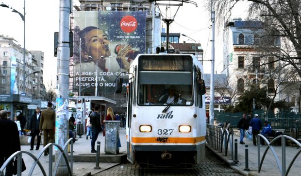 Metoda prin care doi bărbați furau telefoanele unor femei în tramvaiele din București